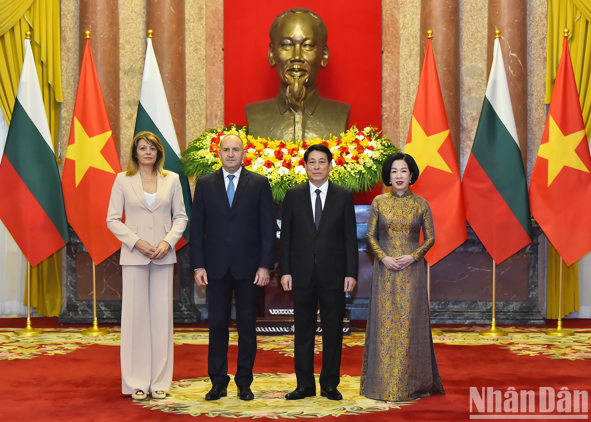 El presidente de Vietnam, Luong Cuong, y su esposa, y el presidente de Bulgaria, Rumen Radev, y su cónyuge, se hacen una fotografía después de la ceremonia de bienvenida. El presidente de Vietnam, Luong Cuong, y su esposa, y el presidente de Bulgaria, Rumen Radev, y su cónyuge, se hacen una fotografía después de la ceremonia de bienvenida.