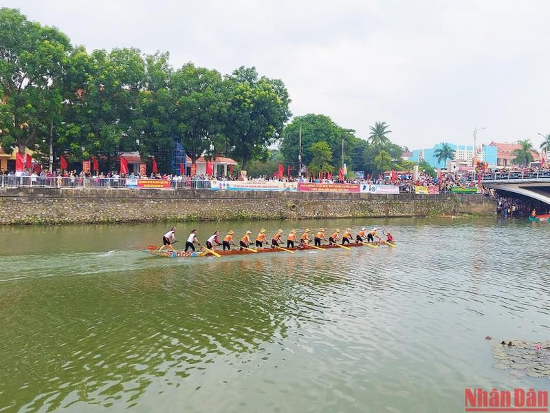 Los equipos femeninos se separaron, con las embarcaciones punteras lanzadas rápidamente a la meta en la carrera de 18 kilómetros.