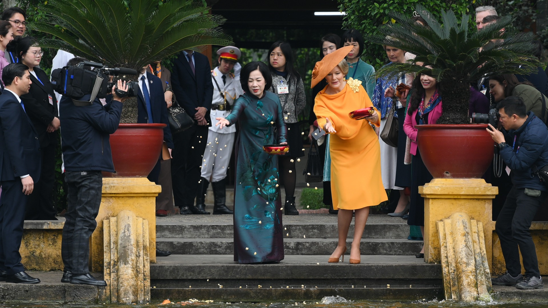 [Foto] Cónyuge del presidente de Vietnam y reina de Bélgica visitan zona de reliquias del Presidente Ho Chi Minh