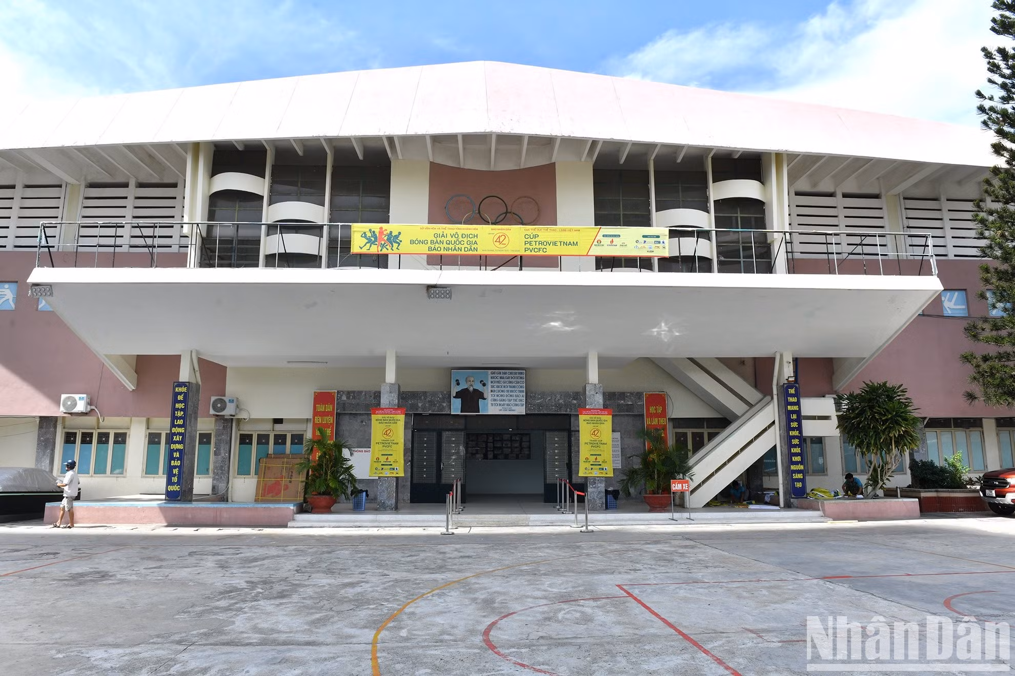 El gimnasio de la provincia de Khanh Hoa está listo para el 42 Campeonato nacional de Tenis de mesa del periódico Nhan Dan.