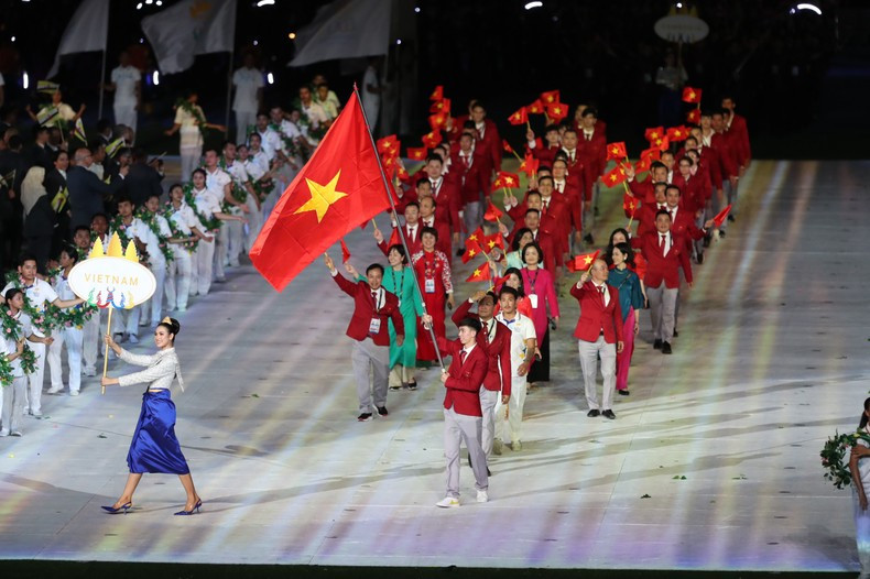 El desfile de la delegación vietnamita. Nguyen Huy Hoang, ganador de ocho medallas de oro en natación en los SEA games, sostiene la bandera nacional. El desfile de la delegación vietnamita. Nguyen Huy Hoang, ganador de ocho medallas de oro en natación en los SEA games, sostiene la bandera nacional.