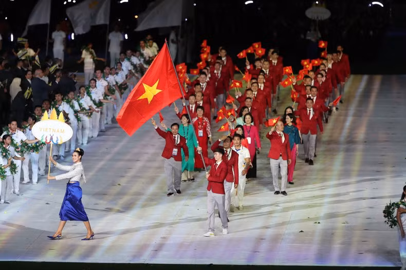 El desfile de la delegación vietnamita. Nguyen Huy Hoang, ganador de ocho medallas de oro en natación en los SEA games, sostiene la bandera nacional. El desfile de la delegación vietnamita. Nguyen Huy Hoang, ganador de ocho medallas de oro en natación en los SEA games, sostiene la bandera nacional.