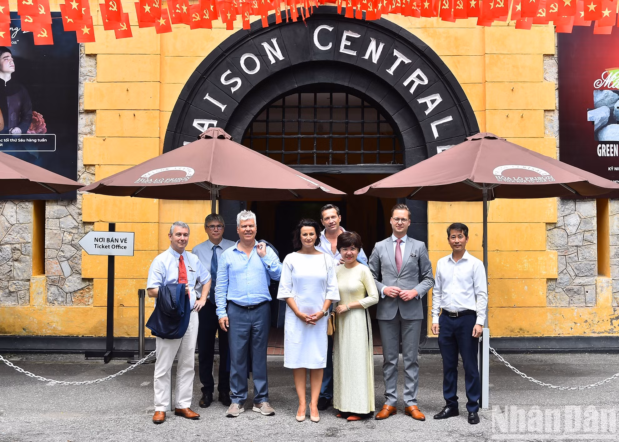 La presidenta del Senado belga y los miembros de su delegación del Parlamento belga se reúnen con el personal de la reliquia de la prisión de Hoa Lo.
