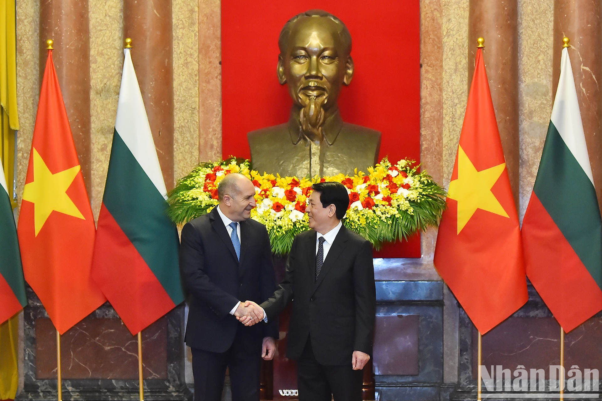 El presidente Rumen Radev es el primer jefe de Estado al que Luong Cuong ha recibido oficialmente en Vietnam desde que asumió el cargo. Esto demuestra el respeto, el afecto y los buenos sentimientos que el Estado y el pueblo de Vietnam sienten hacia Bulgaria como un amigo tradicional, de confianza y leal, y uno de los socios importantes de Vietnam en la región de los Balcanes. El presidente Rumen Radev es el primer jefe de Estado al que Luong Cuong ha recibido oficialmente en Vietnam desde que asumió el cargo. Esto demuestra el respeto, el afecto y los buenos sentimientos que el Estado y el pueblo de Vietnam sienten hacia Bulgaria como un amigo tradicional, de confianza y leal, y uno de los socios importantes de Vietnam en la región de los Balcanes.