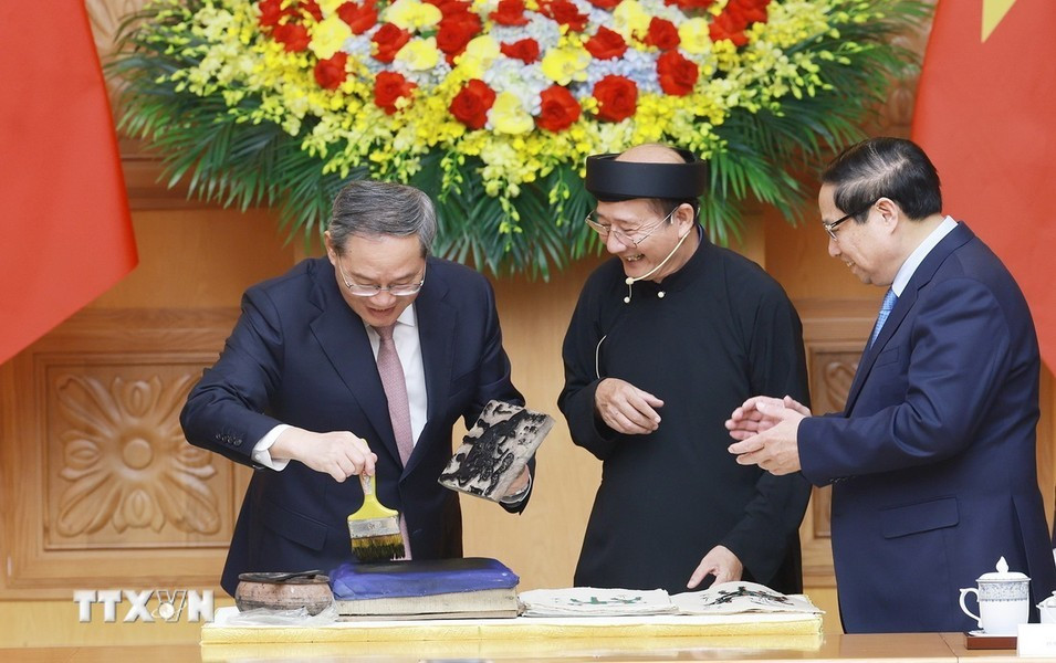 El primer ministro vietnamita, Pham Minh Chinh, y su homólogo chino, Li Qiang, experimentan la elaboración de una pintura folclórica de Dong Ho. El primer ministro vietnamita, Pham Minh Chinh, y su homólogo chino, Li Qiang, experimentan la elaboración de una pintura folclórica de Dong Ho.