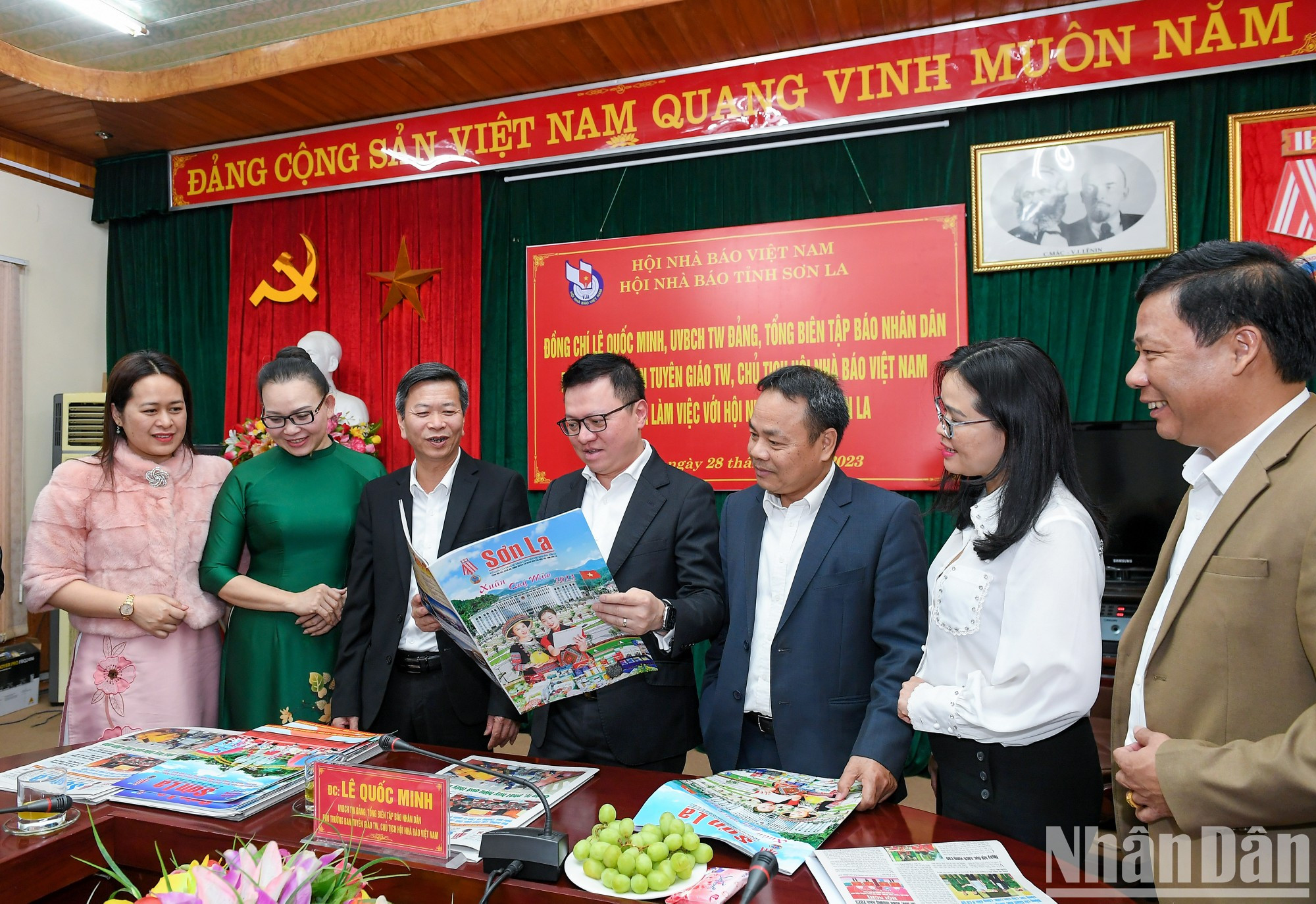 Quoc Minh afirma que la Asociación de Periodistas de Vietnam y el periódico Nhan Dan están dispuestos a apoyar a estas agencias periodísticas, por el desarrollo común de la prensa. Quoc Minh afirma que la Asociación de Periodistas de Vietnam y el periódico Nhan Dan están dispuestos a apoyar a estas agencias periodísticas, por el desarrollo común de la prensa.