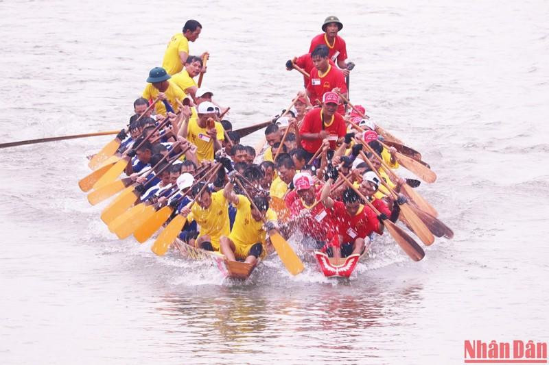 La regata en la categoría masculina fue intensa hasta el final.