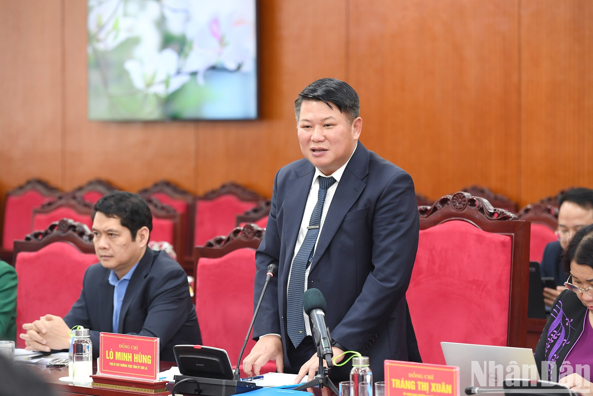 Lo Minh Hung, secretario adjunto permanente del Comité partidista agradece el compañerismo del Nhan Dan en el desarrollo de Son La. Lo Minh Hung, secretario adjunto permanente del Comité partidista agradece el compañerismo del Nhan Dan en el desarrollo de Son La.