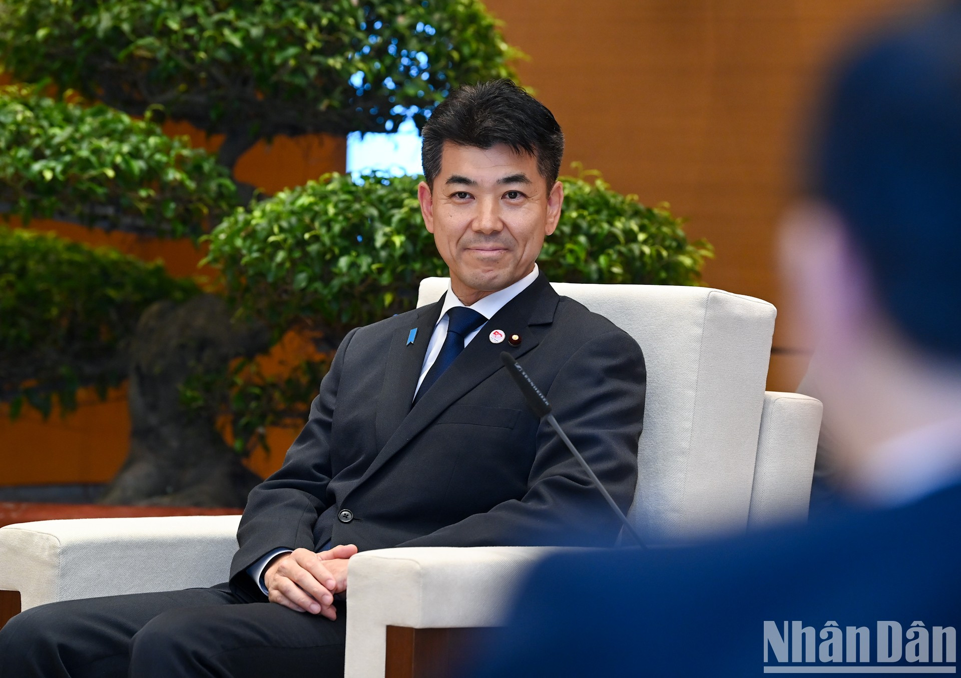 El presidente del Partido Democrático Constitucional de Japón, Izumi Kenta, habla en el encuentro.