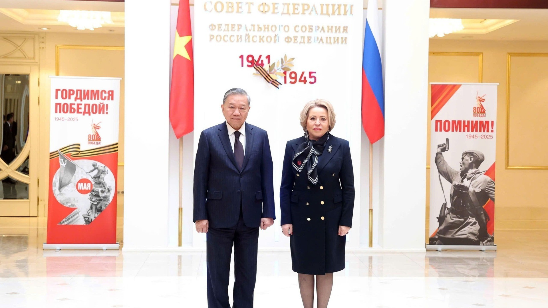 El secretario general del PCV, To Lam, y Valentina Matviyenko, presidenta del Consejo de la Federación y titular del Parlamento Federal de Rusia, en una foto conjunta. (Foto: THONG NHAT/VNA) El secretario general del PCV, To Lam, y Valentina Matviyenko, presidenta del Consejo de la Federación y titular del Parlamento Federal de Rusia, en una foto conjunta. (Foto: THONG NHAT/VNA)