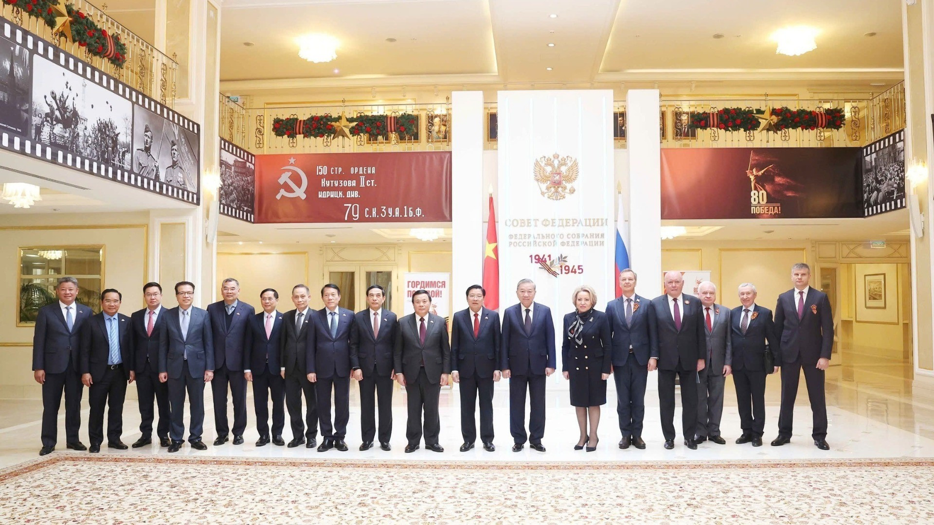 El líder partidista vietnamita, To Lam, y Valentina Matviyenko, presidenta del Consejo de la Federación y del Parlamento Federal de Rusia, junto a otros delegados. (Foto: THONG NHAT/VNA) El líder partidista vietnamita, To Lam, y Valentina Matviyenko, presidenta del Consejo de la Federación y del Parlamento Federal de Rusia, junto a otros delegados. (Foto: THONG NHAT/VNA)