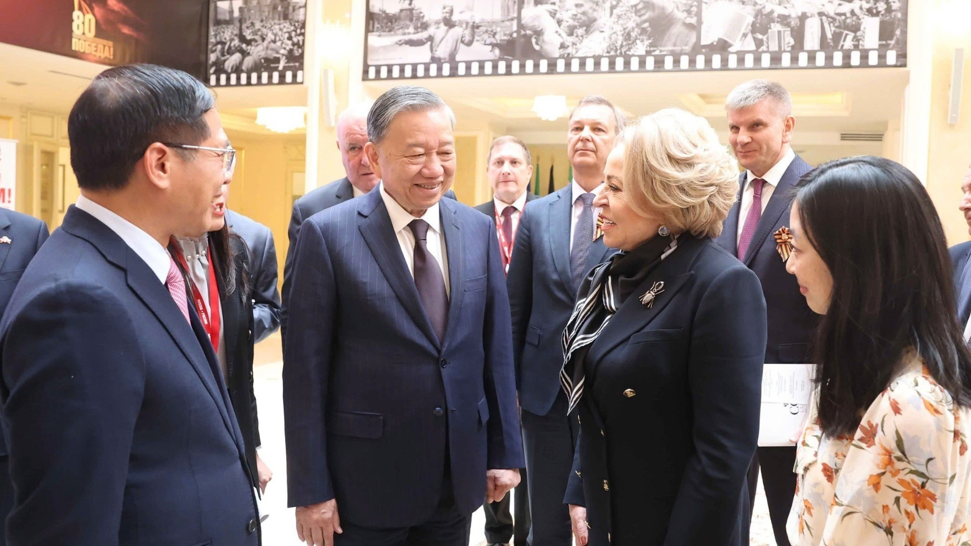 Valentina Matviyenko, presidenta del Consejo de la Federación y titular del Parlamento Federal de Rusia, junto al secretario general del PCV, To Lam, y miembros de la delegación vietnamita. (Foto: THONG NHAT/VNA) Valentina Matviyenko, presidenta del Consejo de la Federación y titular del Parlamento Federal de Rusia, junto al secretario general del PCV, To Lam, y miembros de la delegación vietnamita. (Foto: THONG NHAT/VNA)
