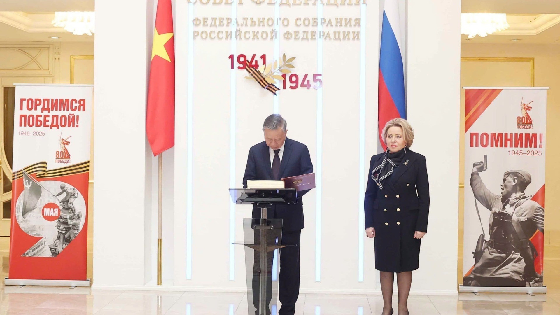 El líder partidista vietnamita, To Lam, firma el libro de visitas. (Foto: THONG NHAT/VNA) El líder partidista vietnamita, To Lam, firma el libro de visitas. (Foto: THONG NHAT/VNA)