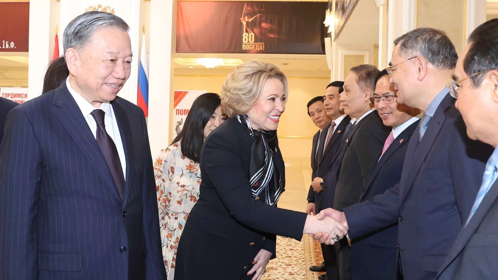 El líder partidista vietnamita, To Lam, y Valentina Matviyenko, presidenta del Consejo de la Federación y del Parlamento Federal de Rusia, junto a otros delegados. (Foto: THONG NHAT/VNA) El líder partidista vietnamita, To Lam, y Valentina Matviyenko, presidenta del Consejo de la Federación y del Parlamento Federal de Rusia, junto a otros delegados. (Foto: THONG NHAT/VNA)