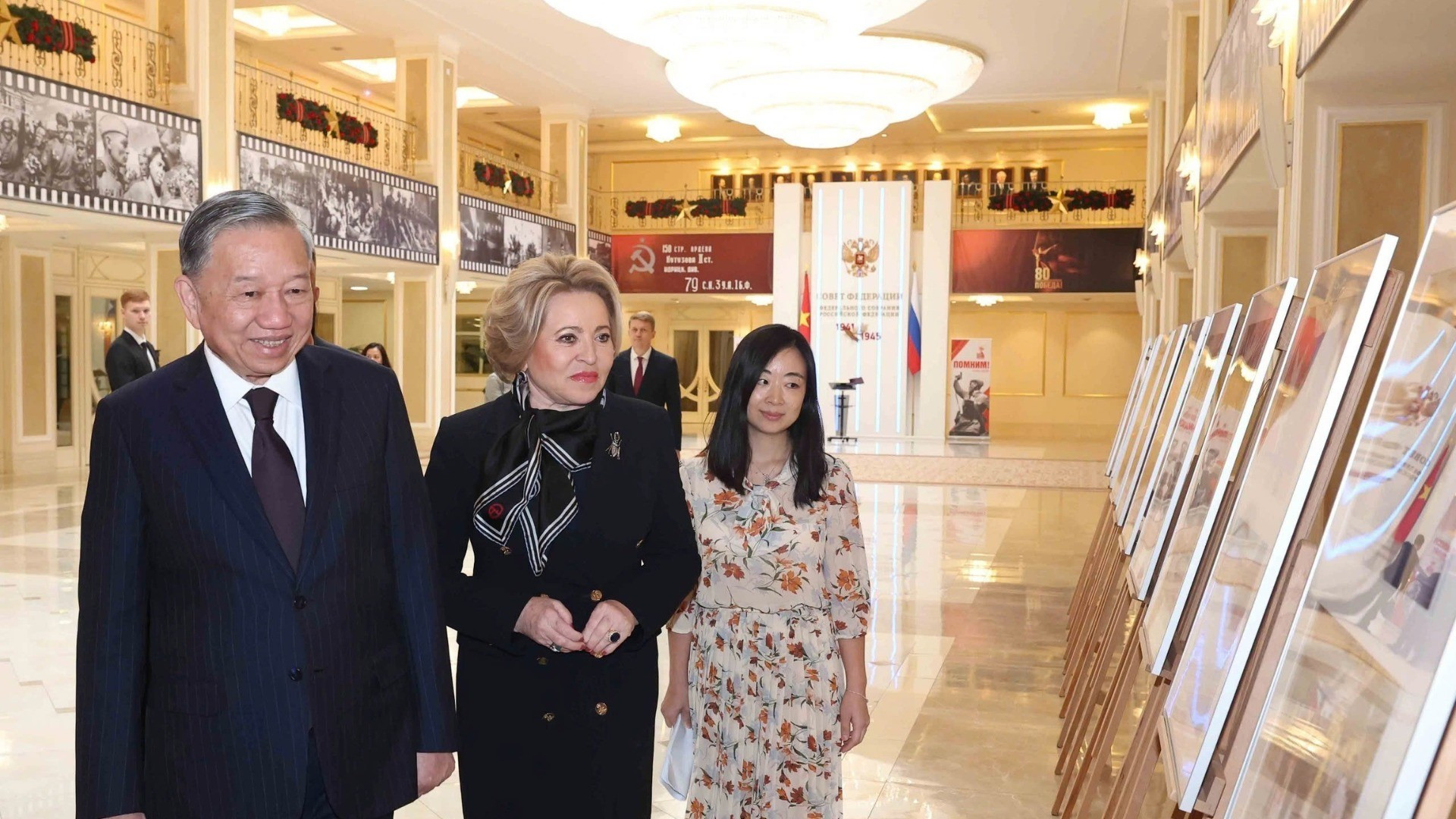 To Lam y Valentina Matviyenko visitan una exposición fotográfica sobre las relaciones bilaterales. (Foto: THONG NHAT/VNA) To Lam y Valentina Matviyenko visitan una exposición fotográfica sobre las relaciones bilaterales. (Foto: THONG NHAT/VNA)