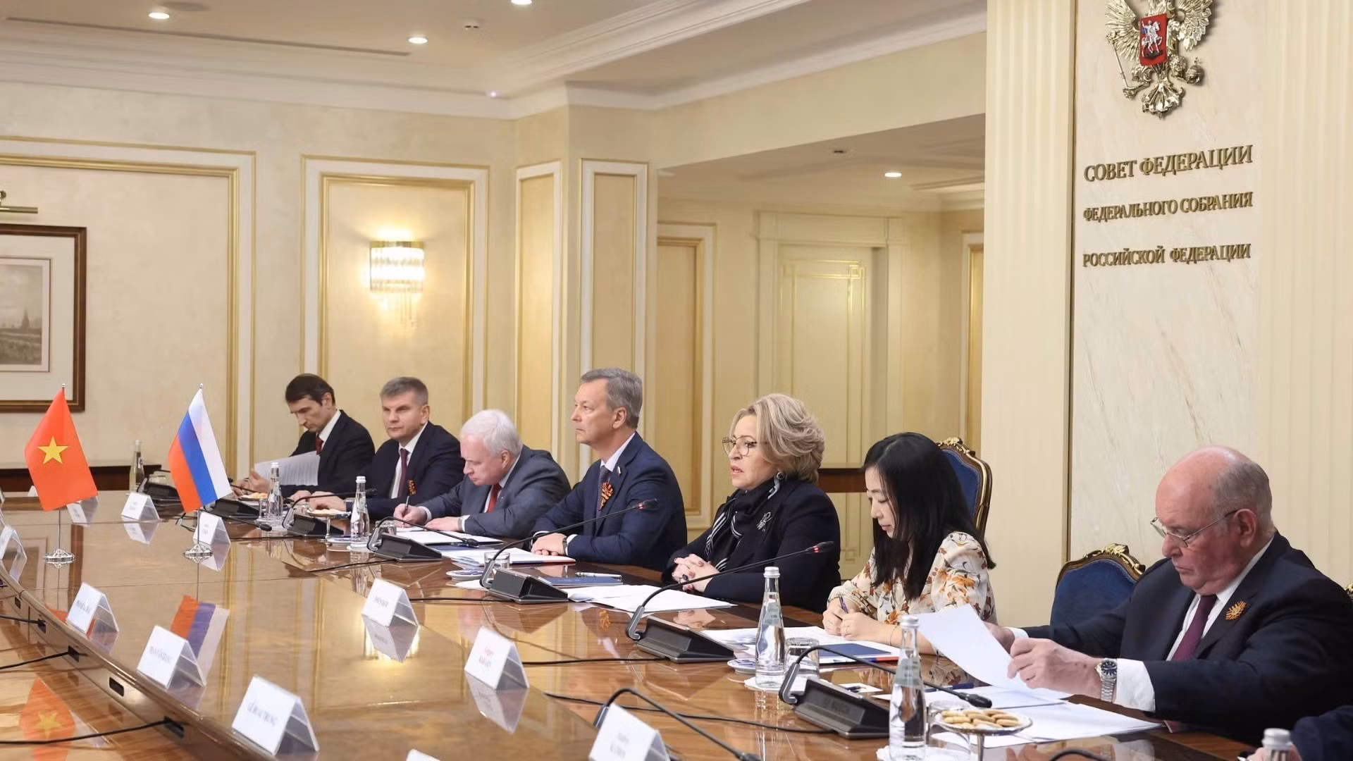 Valentina Matviyenko y la delegación rusa en el encuentro. (Foto: THONG NHAT/VNA)