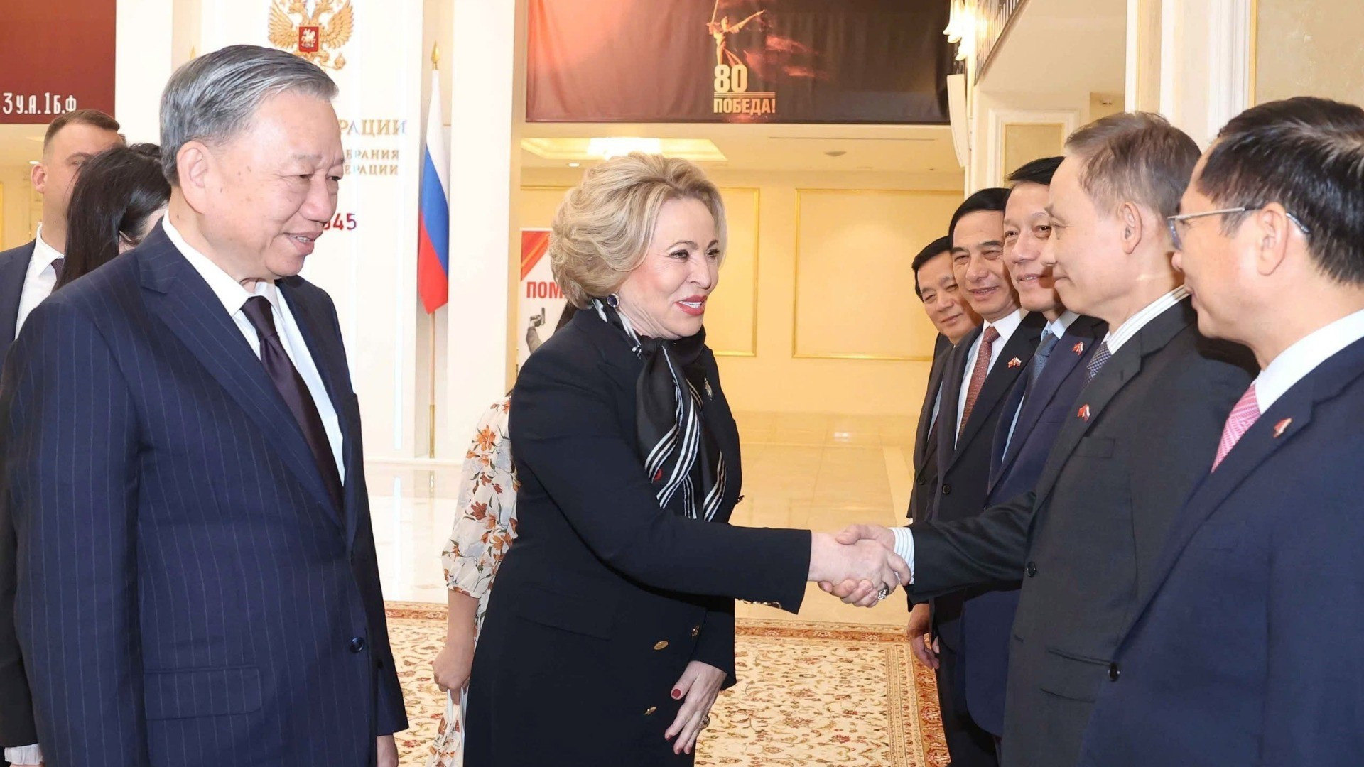 El líder partidista vietnamita, To Lam, y Valentina Matviyenko, presidenta del Consejo de la Federación y del Parlamento Federal de Rusia, junto a otros delegados. (Foto: THONG NHAT/VNA) El líder partidista vietnamita, To Lam, y Valentina Matviyenko, presidenta del Consejo de la Federación y del Parlamento Federal de Rusia, junto a otros delegados. (Foto: THONG NHAT/VNA)