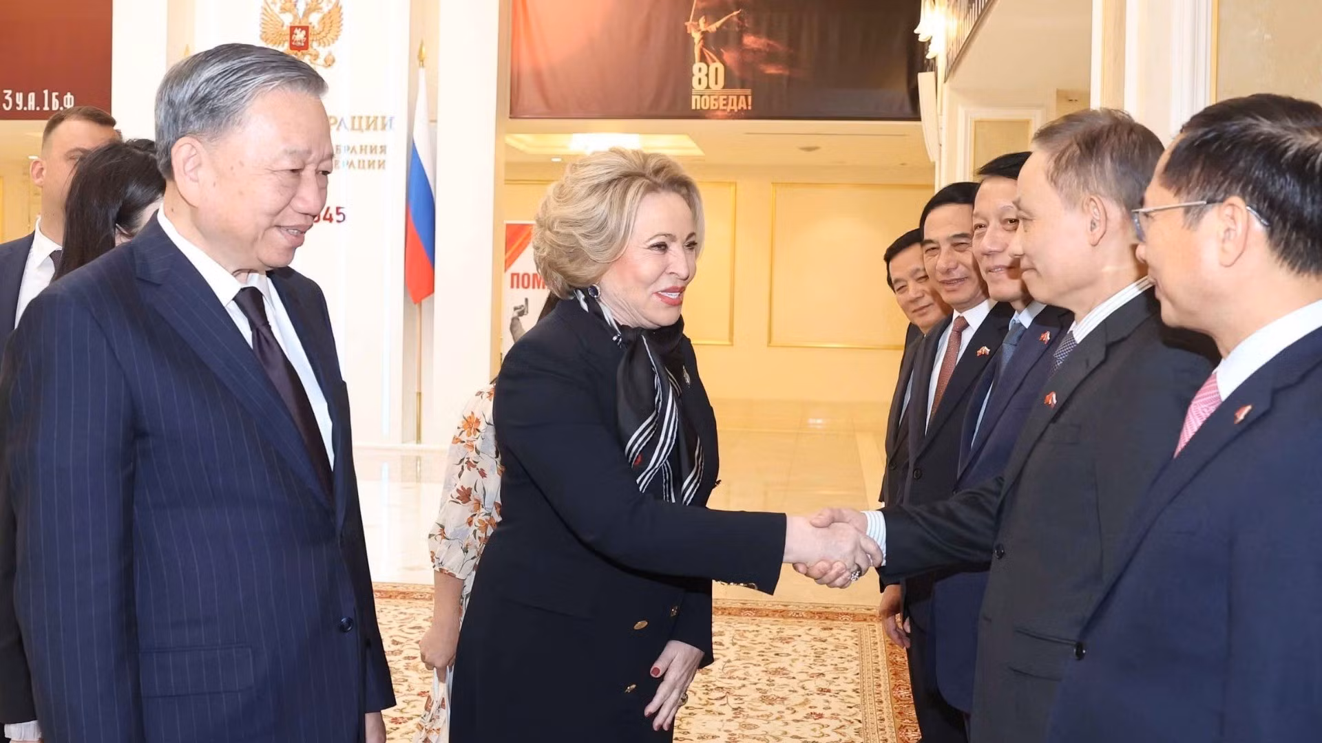 El líder partidista vietnamita, To Lam, y Valentina Matviyenko, presidenta del Consejo de la Federación y del Parlamento Federal de Rusia, junto a otros delegados. (Foto: THONG NHAT/VNA)