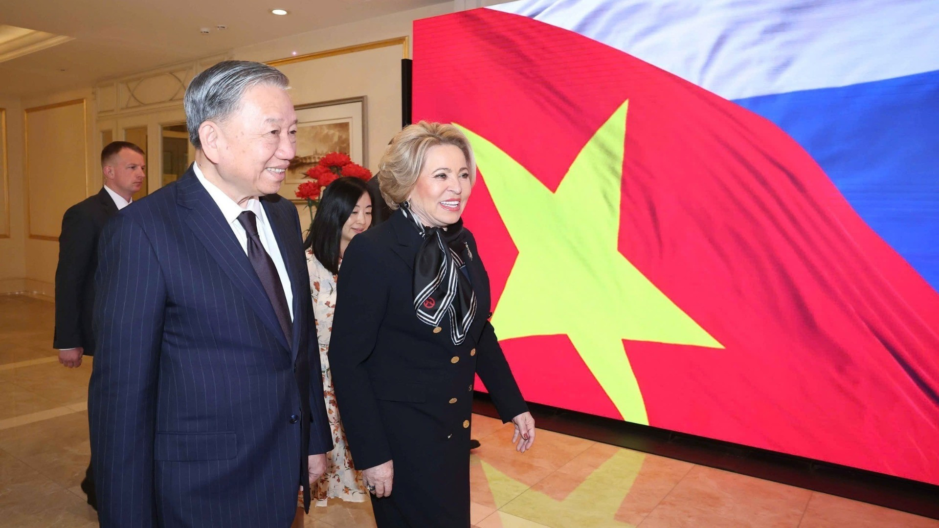 El secretario general del PCV, To Lam, y Valentina Matviyenko, presidenta del Consejo de la Federación y titular del Parlamento Federal de Rusia. (Foto: THONG NHAT/VNA) El secretario general del PCV, To Lam, y Valentina Matviyenko, presidenta del Consejo de la Federación y titular del Parlamento Federal de Rusia. (Foto: THONG NHAT/VNA)