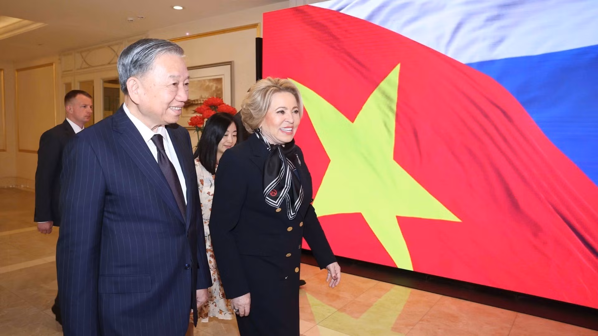 El secretario general del PCV, To Lam, y Valentina Matviyenko, presidenta del Consejo de la Federación y titular del Parlamento Federal de Rusia. (Foto: THONG NHAT/VNA)
