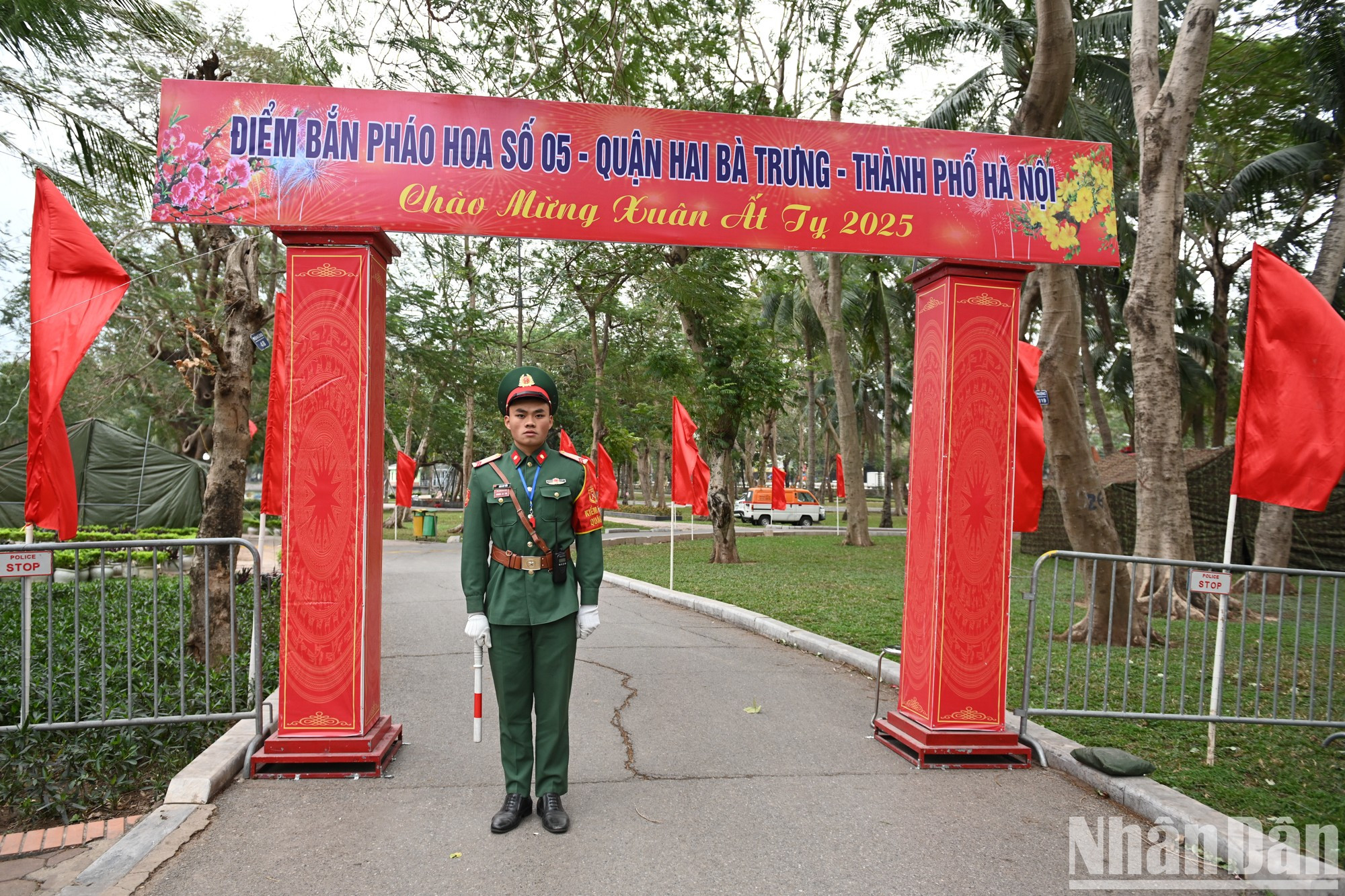 El sitio de exhibición de fuegos artificiales número 5, en el parque Thong Nhat, del distrito de Hai Ba Trung, en Hanói. El sitio de exhibición de fuegos artificiales número 5, en el parque Thong Nhat, del distrito de Hai Ba Trung, en Hanói.