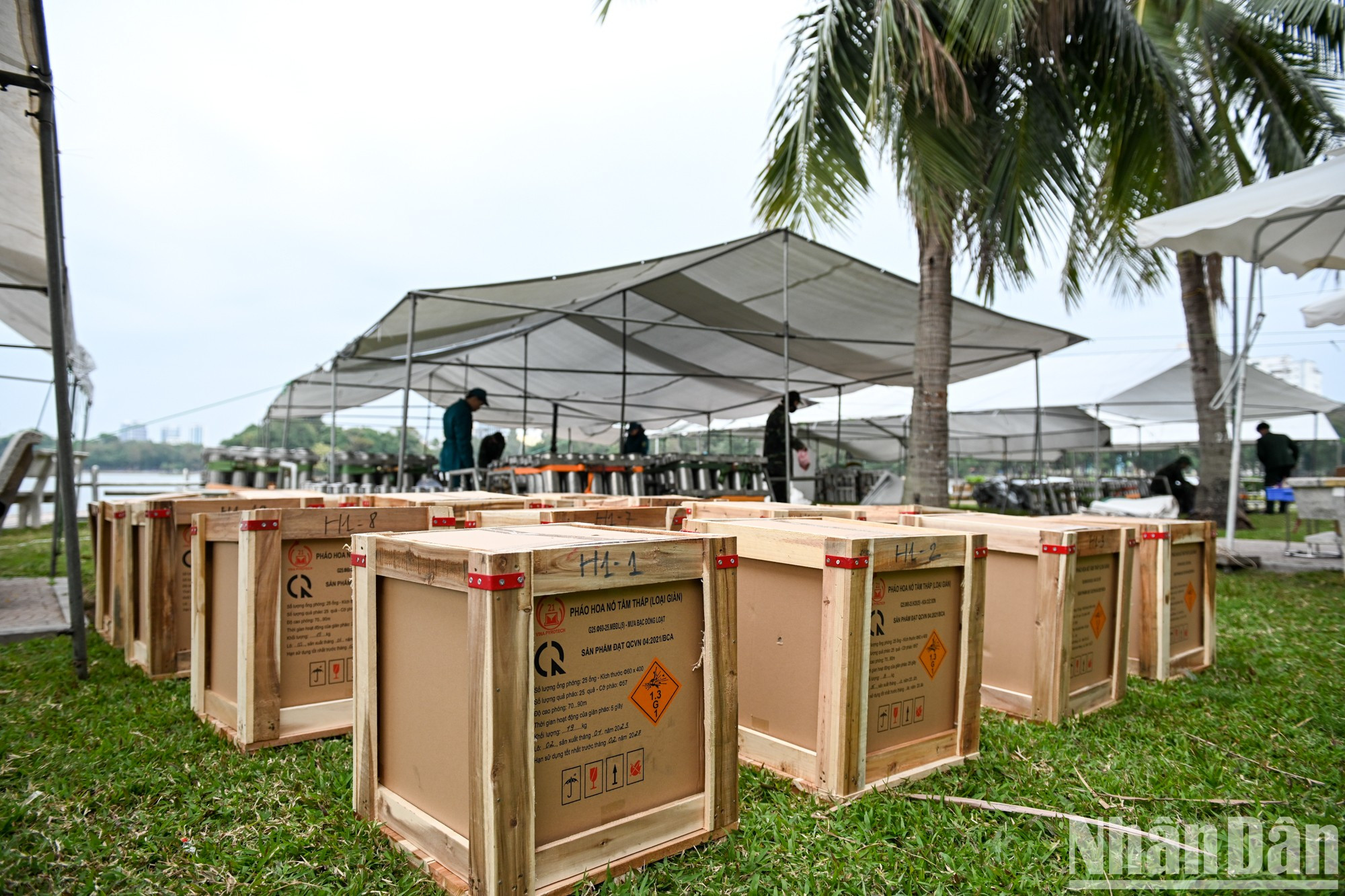 Las fuerzas competentes se apresuran a finalizar los preparativos en el sitio de lanzamiento de los fuegos artificiales. Las fuerzas competentes se apresuran a finalizar los preparativos en el sitio de lanzamiento de los fuegos artificiales.