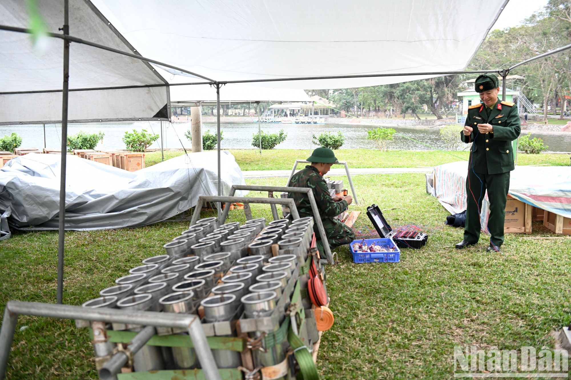 Los fuegos artificiales aéreos ya están listos para su lanzamiento. Los fuegos artificiales aéreos ya están listos para su lanzamiento.