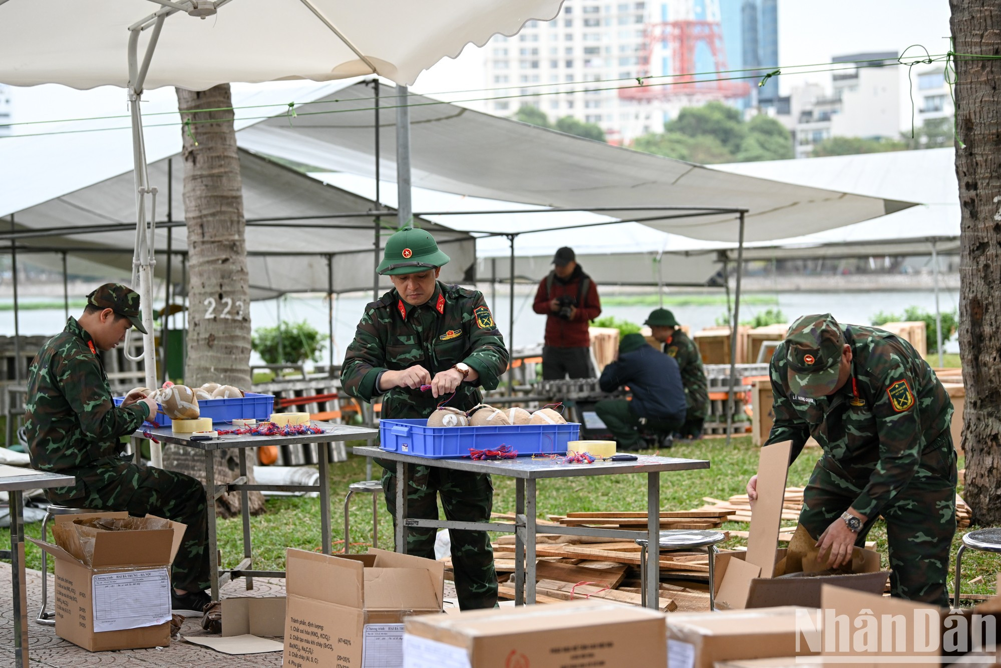 Más de 100 oficiales y soldados del Mando Militar del distrito de Hai Ba Trung, junto con unidades de milicia locales y refuerzos del Alto Mando de la Capital, están presentes para llevar a cabo la misión. Más de 100 oficiales y soldados del Mando Militar del distrito de Hai Ba Trung, junto con unidades de milicia locales y refuerzos del Alto Mando de la Capital, están presentes para llevar a cabo la misión.