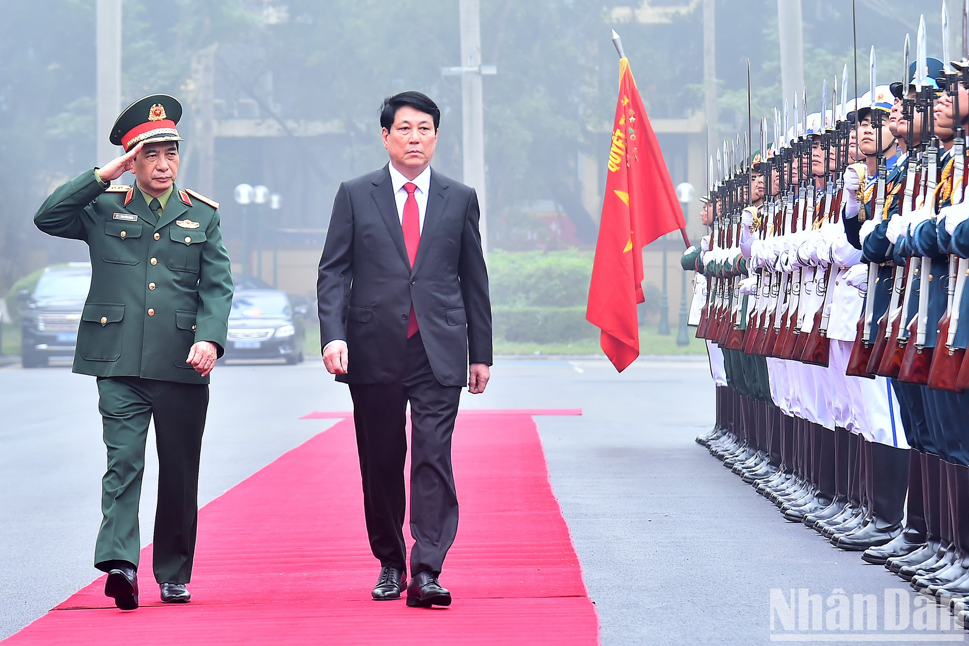 El presidente Luong Cuong pasa revista a la guardia de honor.