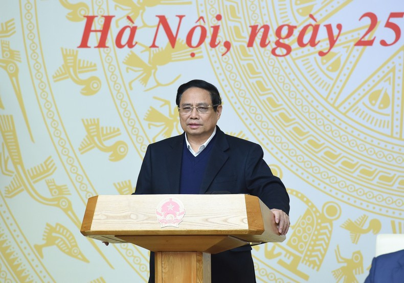 El primer ministro Pham Minh Chinh preside la reunión.