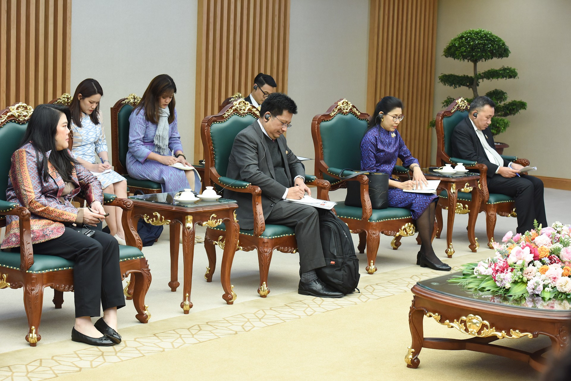 Los funcionarios tailandeses que acompañan al canciller tailandés.