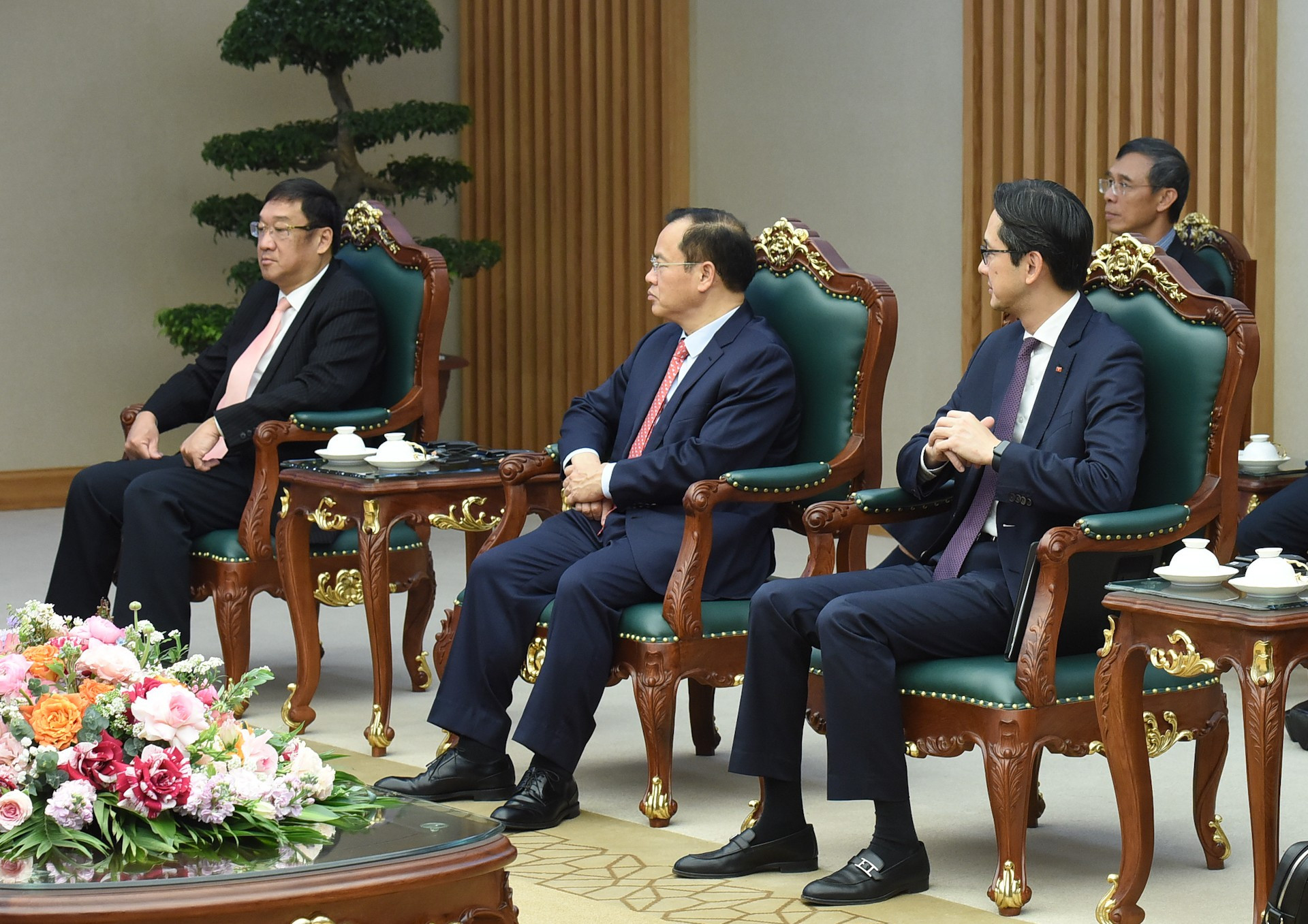 Representantes de los ministerios, departamentos y sectores del Gobierno vietnamita.