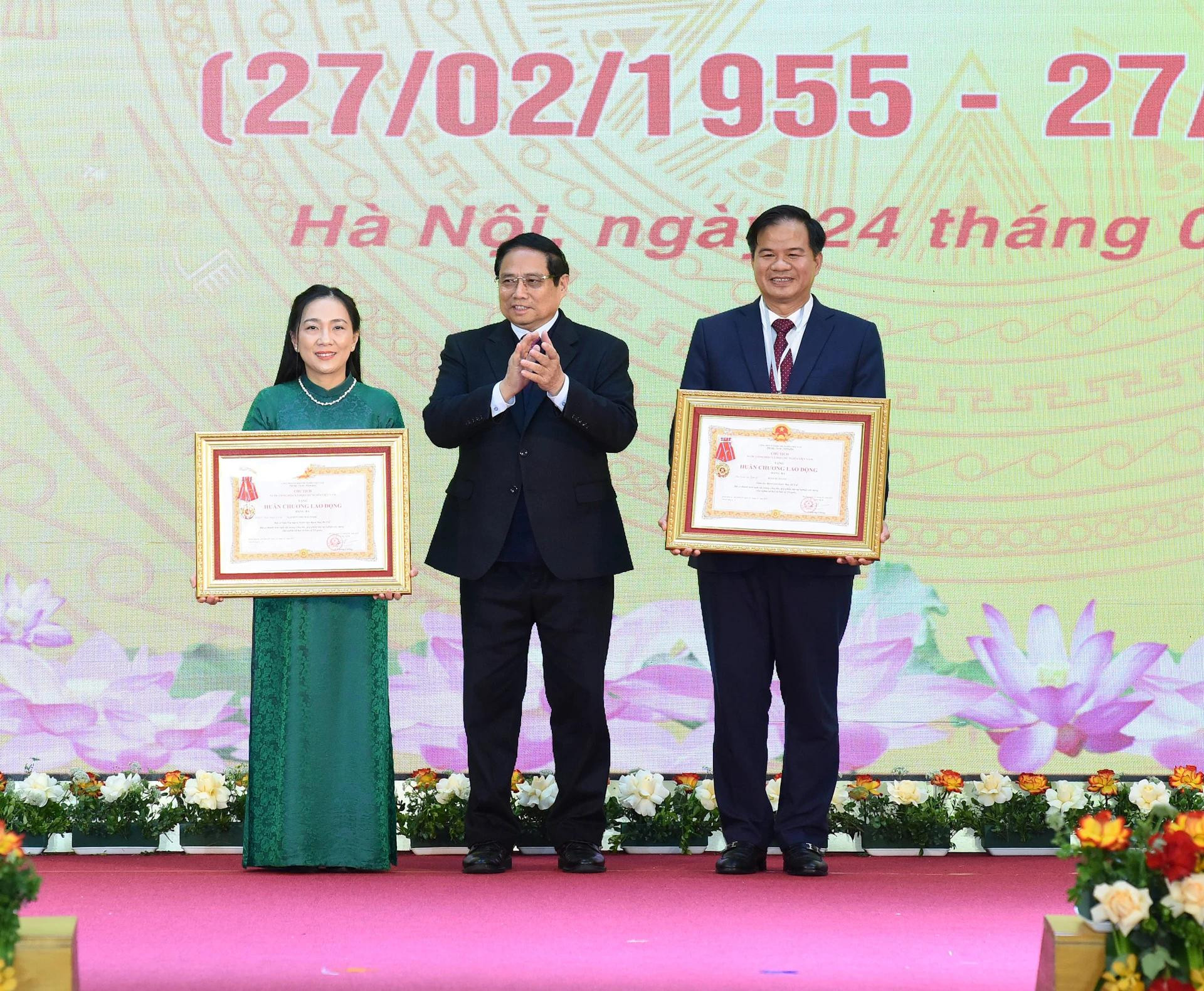 El primer ministro otorga las Órdenes de Trabajo de Tercera Clase a Dao Xuan Co, director del Hospital Bach Mai, y Nguyen Thi Mai Ngoc, doctora del Instituto Cardiovascular del nosocomio.