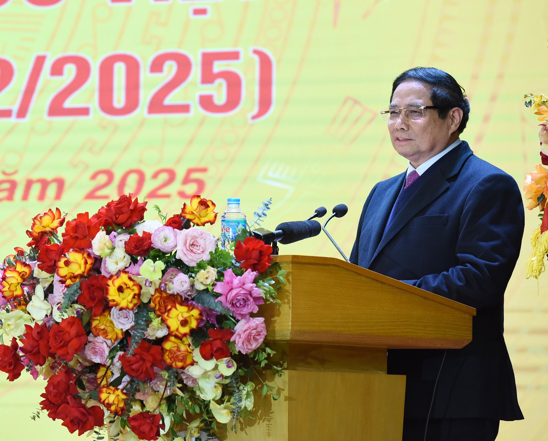 El primer ministro Pham Minh Chinh felicita al personal médico del Hospital Bach Mai.