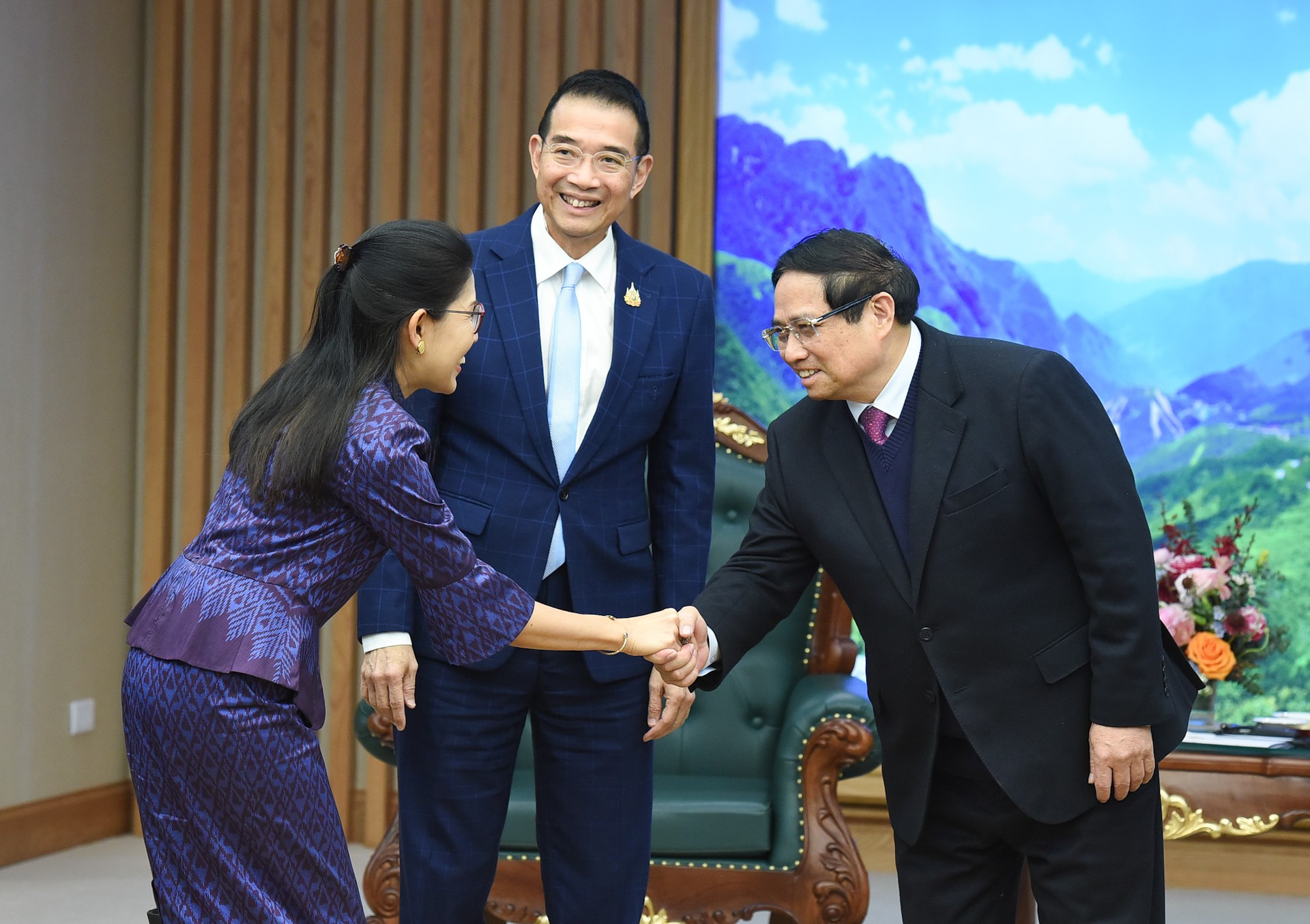 El primer ministro Pham Minh Chinh y los funcionarios que acompañan al canciller tailandés.