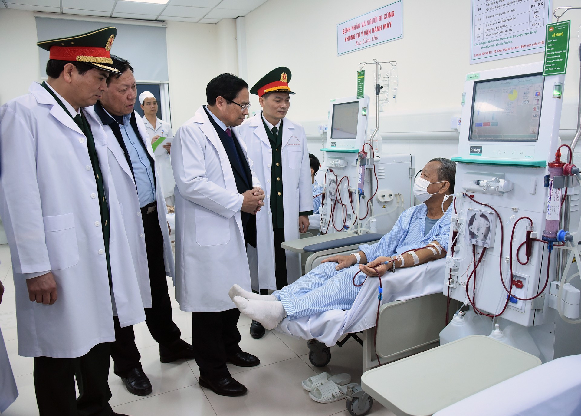 El primer ministro visita a los pacientes que reciben tratamientos en el Hospital Bach Mai.