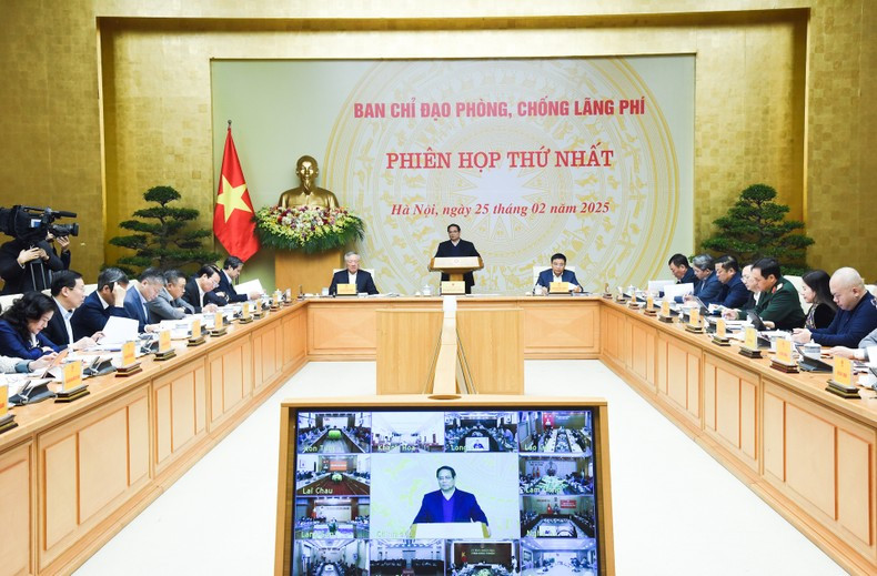 El primer ministro Pham Minh Chinh preside la reunión.