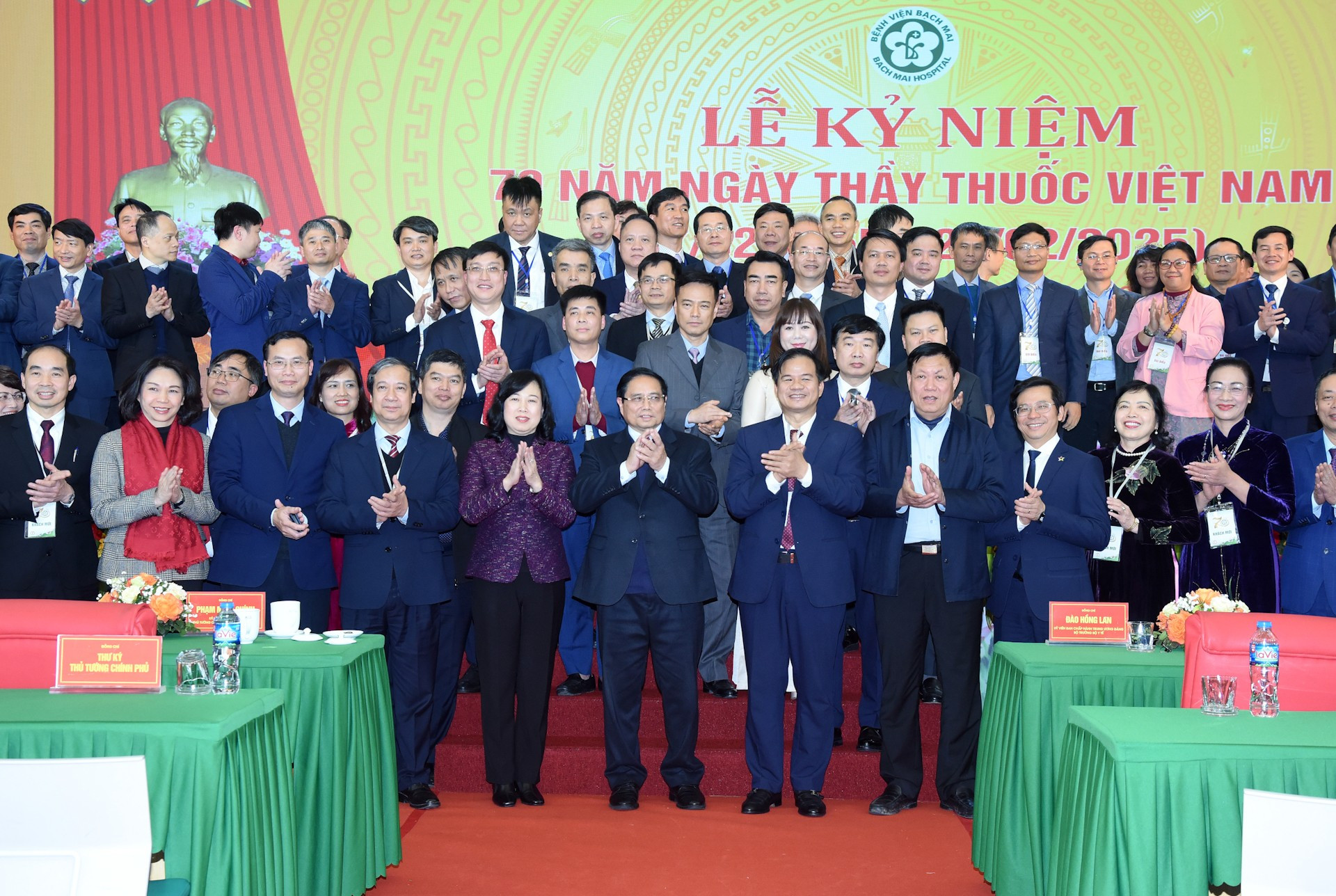 El primer ministro con médicos y enfermeras del Hospital Bach Mai.