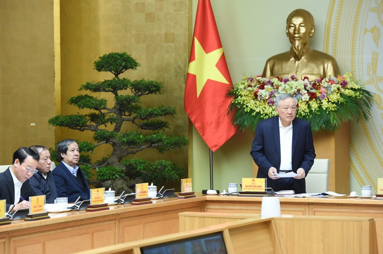 El viceprimer ministro Nguyen Hoa Binh, hace uso de la palabra en la cita.