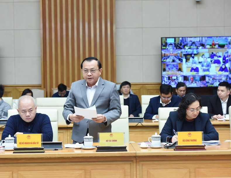 El viceministro de Finanzas, Le Tan Can, habla en la cita.