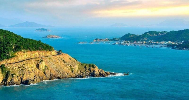 La isla de Vinh Thuc, en la ciudad de Mong Cai, es elogiada como la "musa" de la región marina noreste. 