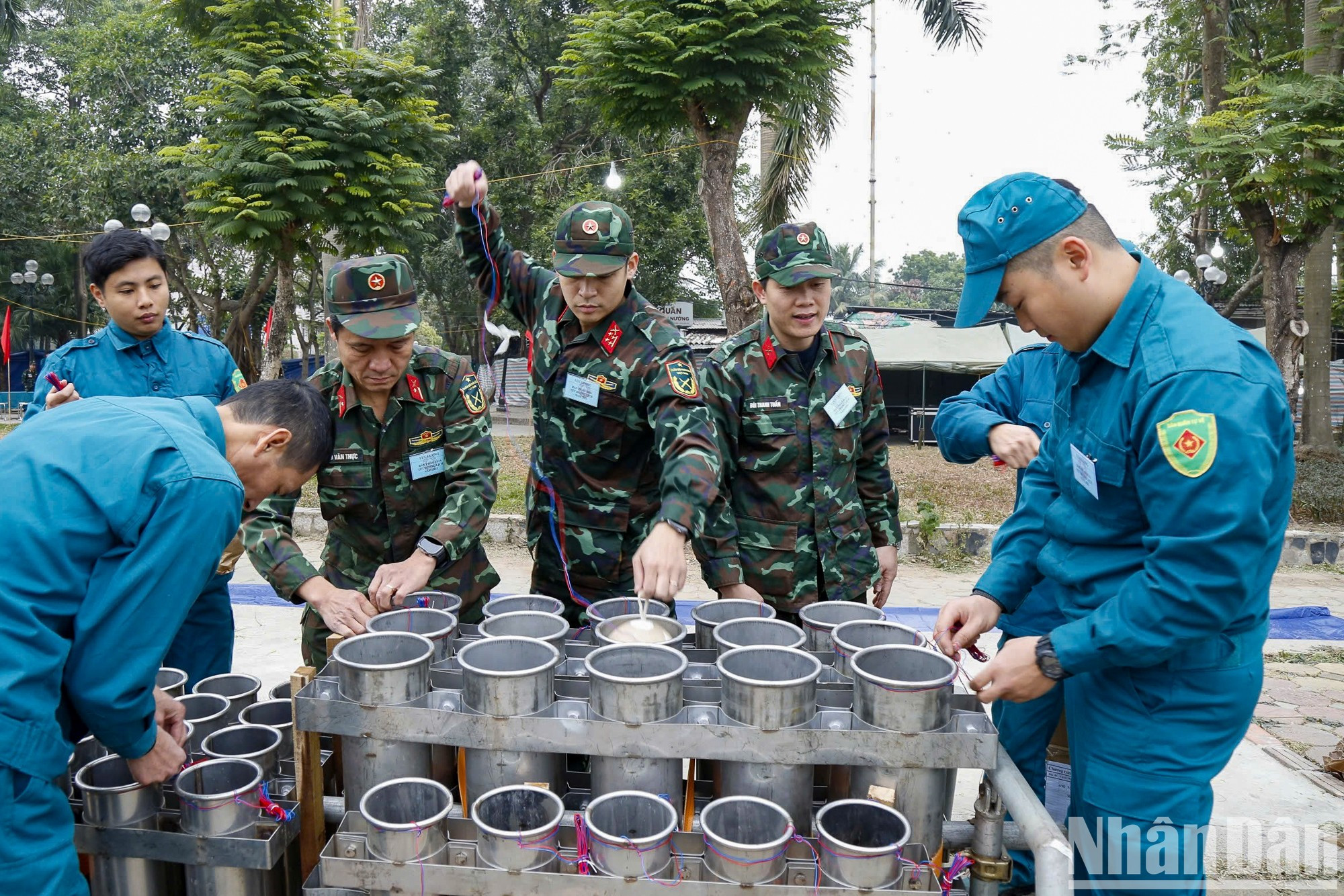 En el lugar de exhibición de fuegos artificiales en el lago Van Quan, distrito de Ha Dong, todos los preparativos se llevaron a cabo con cuidado, garantizando la seguridad bajo la estrecha supervisión del Mando de la Capital.