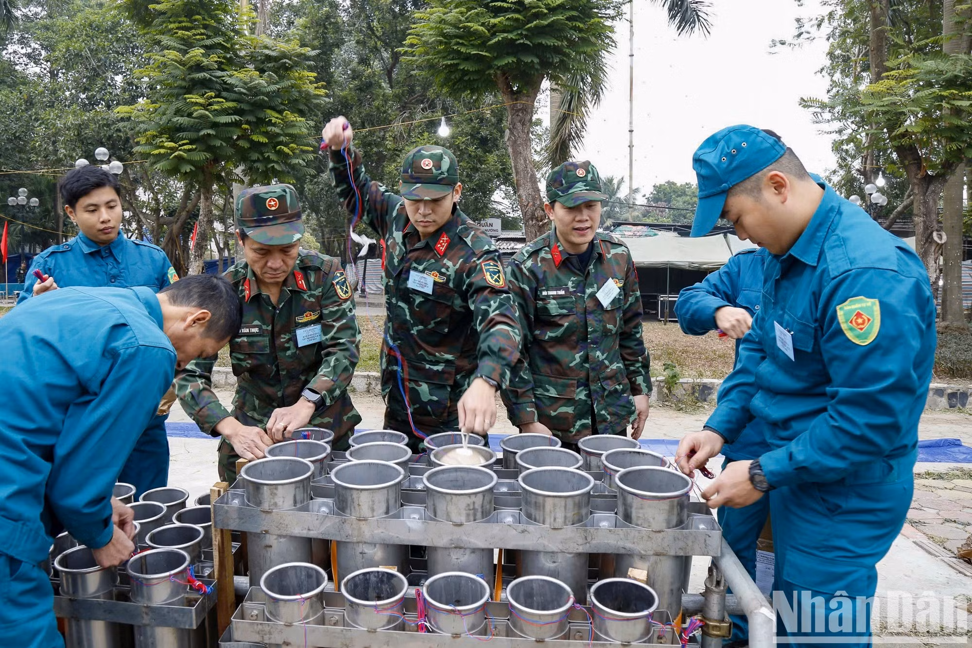 En el lugar de exhibición de fuegos artificiales en el lago Van Quan, distrito de Ha Dong, todos los preparativos se llevaron a cabo con cuidado, garantizando la seguridad bajo la estrecha supervisión del Mando de la Capital.