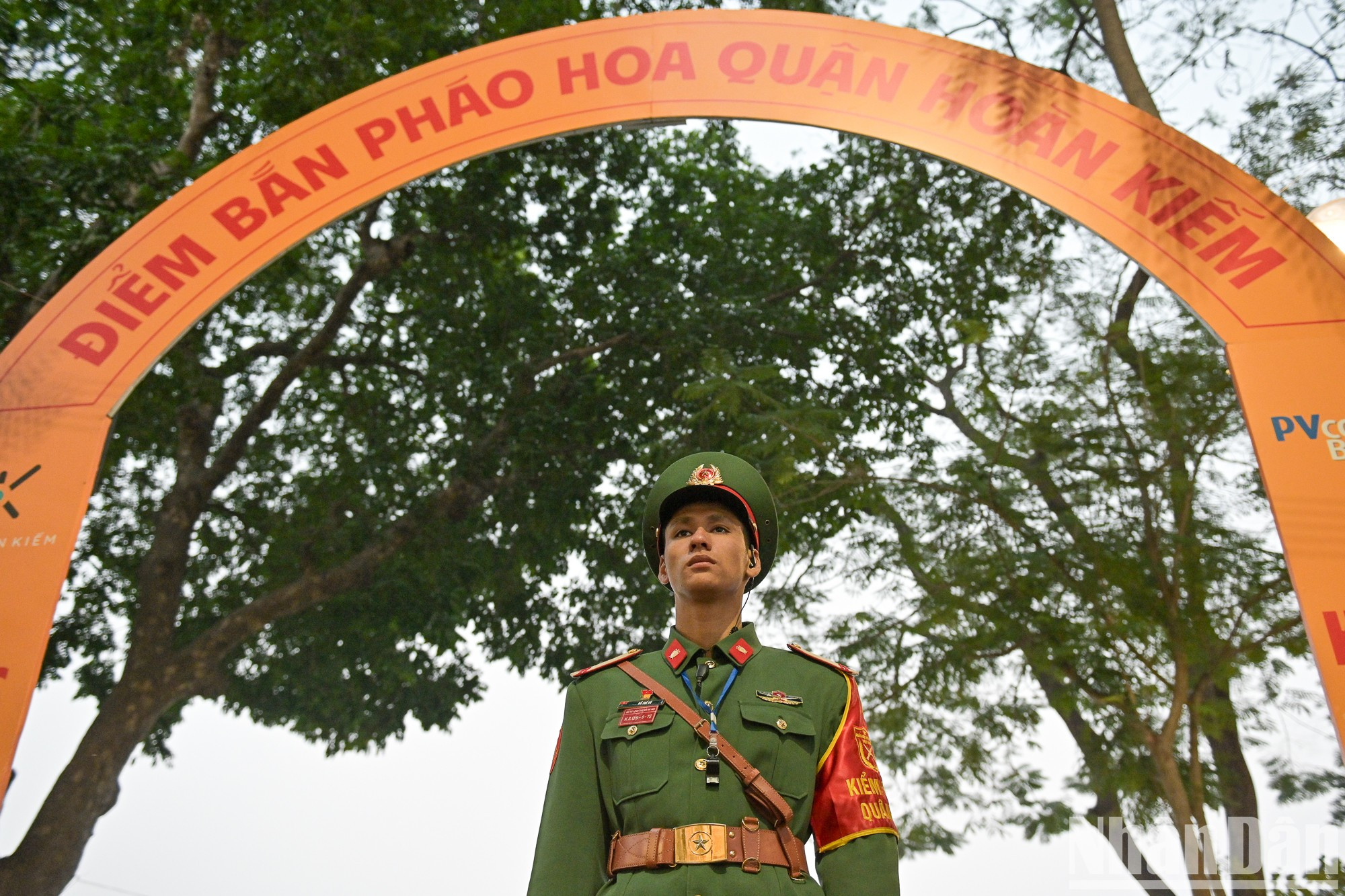 En el lugar de lanzamiento pirotécnico en el lago Hoan Kiem, se implementaron estrictamente las medidas de seguridad.