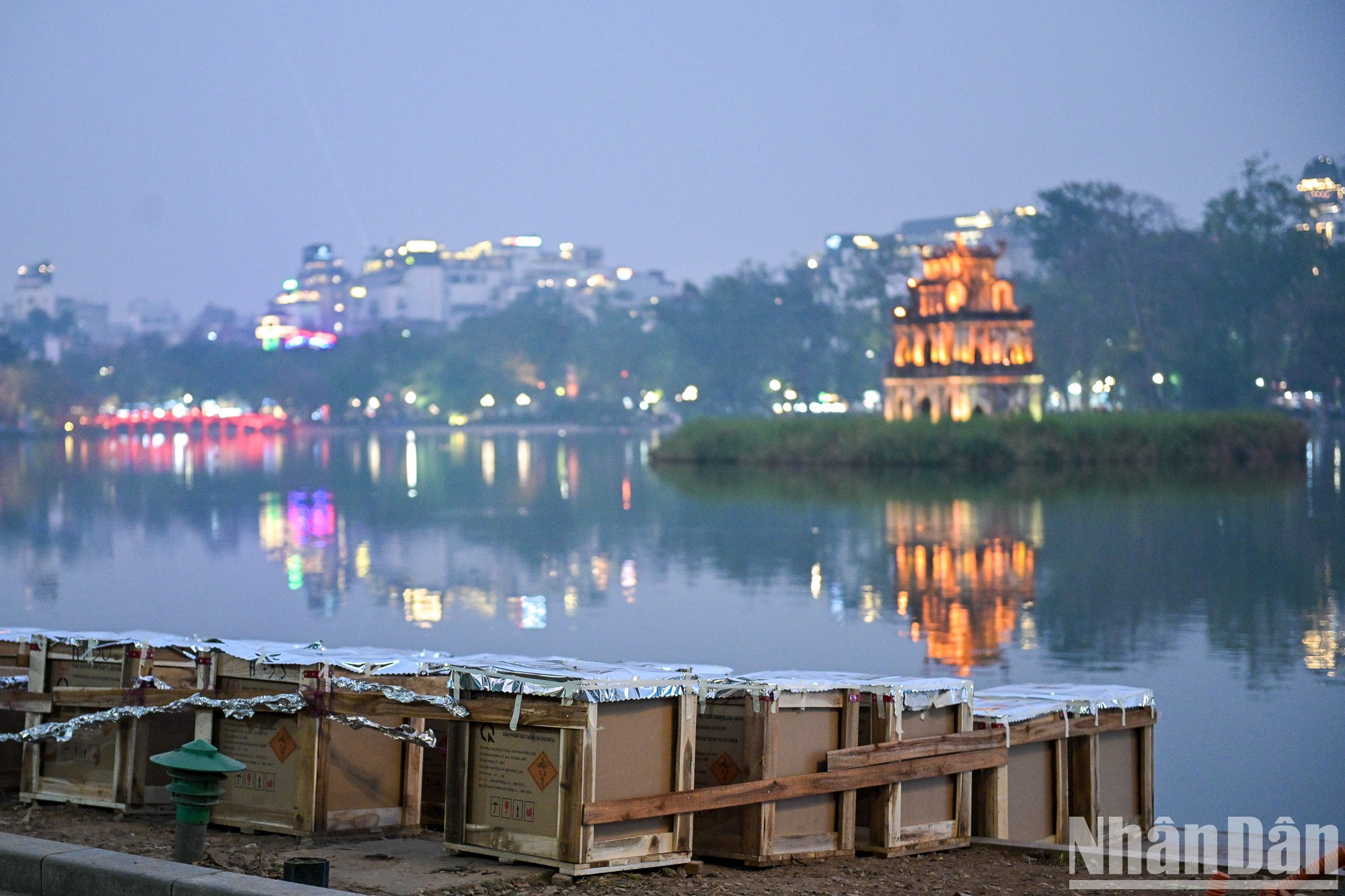 Los preparativos en el lugar del espectáculo de fuegos artificiales en el lago Hoan Kiem han sido finalizados.