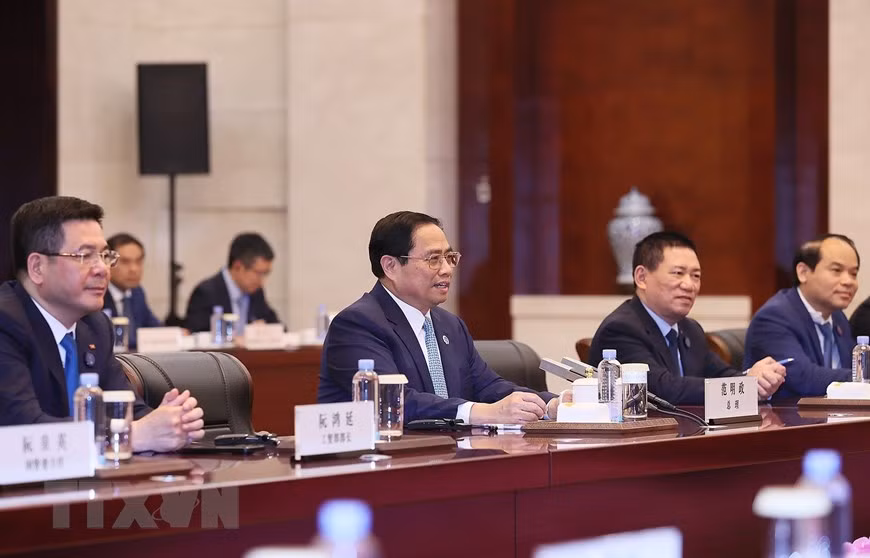 El primer ministro Pham Minh Chinh habla en la reunión. (Foto: VNA)