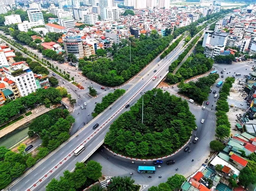 En la calle Vo Chi Cong, del distrito de Tay Ho, se cultivaron numerosos árboles nuevos. (Fotografía: VNA)