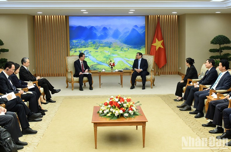 Minh Chinh recibe al visitante chino y la delegación que lo acompaña. Minh Chinh recibe al visitante chino y la delegación que lo acompaña.