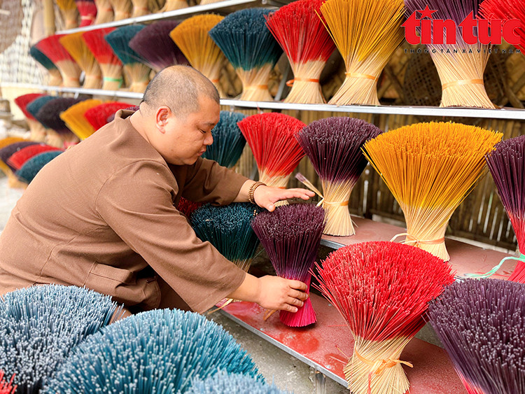 Según los lugareños, las épocas de mayor producción de incienso en el pueblo de Quang Phu Cau son el Tet y otras fiestas importantes (Foto: baotintuc.vn).