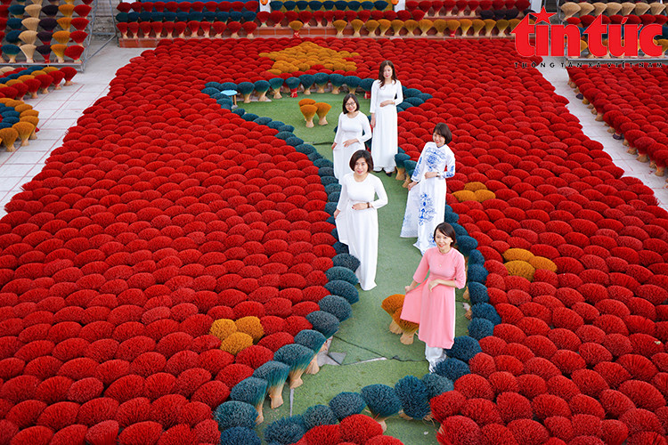 El Ao Dai (atuendo tradicional de mujeres vietnamitas) es el traje favorito para tomarse fotos en esta aldea artesanal. (Foto: baotintuc.vn)